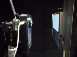 Widok układu pomiarowego (spektrometr wraz z telefonem oraz wyświetlanym białym tłem JPG)